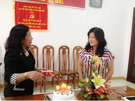 Trưởng Ban Nữ công chúc mừng sinh nhật đồng chí Trần Thị Ngọc Nam